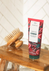 Омекотяващ ексфолиант за тяло Ягода 200 ml