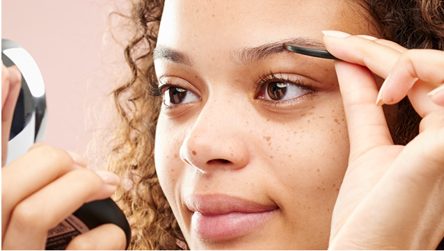 оформяне на вежди